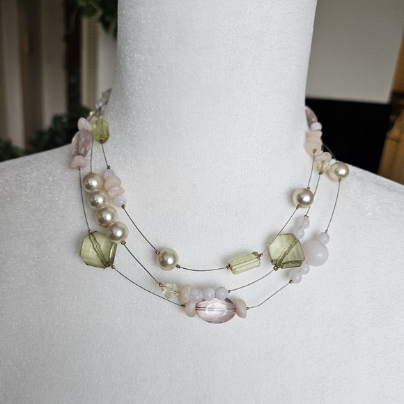 Short 3 strand necklace - light green pink crystals & faux perls on wire - Picture 6 of 8